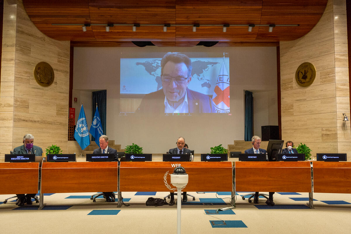 Peter Maurer, President of the International Committee of the Red Cross (ICRC) connected remotely; Amir Mahmoud Abdulla, WFP Deputy Executive Director (1st from left); David Beasley, WFP Executive Director (2nd from left); Ambassador H.E. Mr. Luis Fernando Carranza Cifuentes, Guatemala. President of the WFP Executive Board 2021 (center); Philip Ward, Secretary to the Executive Board (1st from right). Photo: WFP/Giulio d'Adamo
