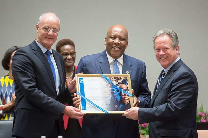 Left to right: Vice-President H.E. Dr. Ulrich Seidenberger, His Majesty King Letsie lll of the Kingdom of Lesotho, and WFP Executive Director, Mr David Beasley, present His Majesty King Letsie lll of the Kingdom of Lesotho with a Certificate of Appreciation. Photo: WFP/Giulio Napolitano