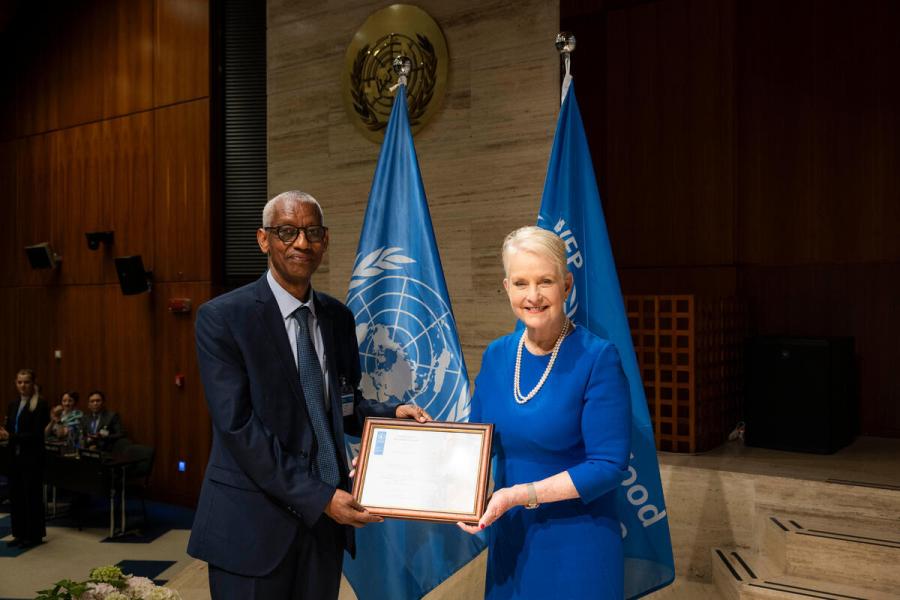 Ms. Cindy McCain, Executive Director of the United Nations World Food Programme delivers certificated of appreciation to the outgoing members of the Executive Board. H.E. Dr. Kaba Urgessa Dinssa, Deputy Permanent Representative of Ethiopia to UN RBAs. Photo credit: WFP/Matteo Minnella