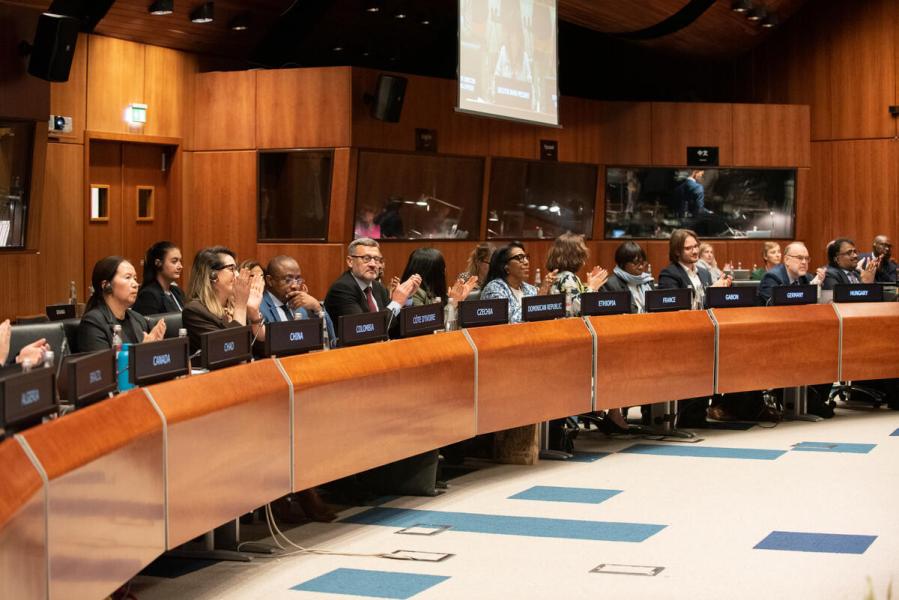 Delegations offer a round of applause upon the approval of the Uganda Country Programme. © WFP/Daria Addabbo