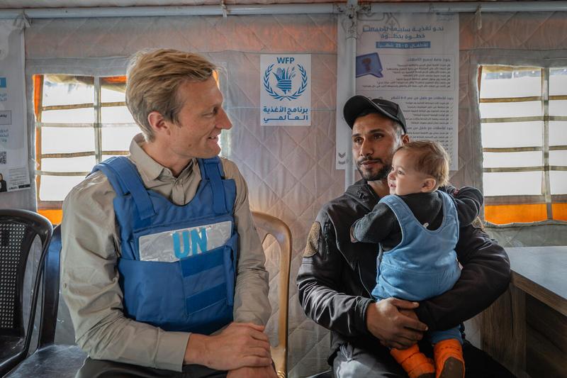 WFP Deputy Executive Director Carl Skau visits the Falastin camp nutrition site. The site is operated by WFP Cooperating Partner Ard el Insan and is part of a wider life-saving nutrition response delivered by 11 Cooperating Partners across Gaza. © WFP/Maxime Le Lijour