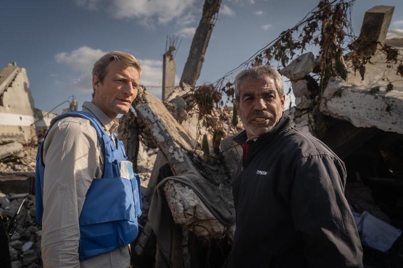 WFP Deputy Executive Director Carl Skau visits the Shamallah family. The Shamallah family, a large family of multi-generational grape farmers from southern Gaza City, illustrates both the scale of devastation and the challenges of early recovery. © WFP/Maxime Le Lijour