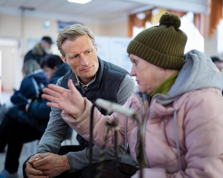 WFP Deputy Executive Director Carl Skau visits a WFP-supported IDP centre in Kherson. © WFP/Sayed Asif Mahmud
