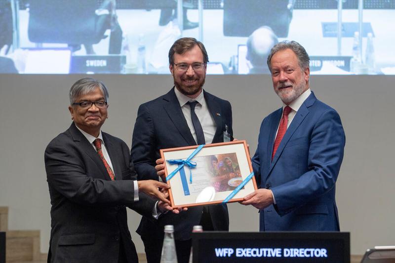 Mr. David Beasley, Executive Director and H.E. Md. Shameem Ahsan Ambassador of the People's Republic of Bangladesh and Executive Board President 2022 present certificates of appreciation to outgoing Ambassadors. Mr Ramón Lohmar First Secretary and Alternate Permanent Representative for Germany Photo: Rein Skullerud