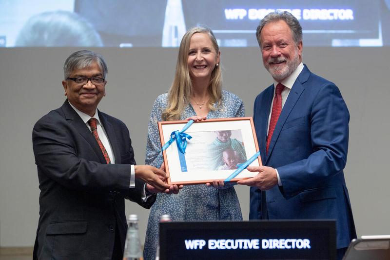 Mr. David Beasley, Executive Director and H.E. Md. Shameem Ahsan Ambassador of the People's Republic of Bangladesh and Executive Board President 2022 present certificates of appreciation to outgoing Ambassadors. H.E. Ms. Jennifer A. Harhigh - Deputy Chief of Mission United States of America Photo: Rein Skullerud
