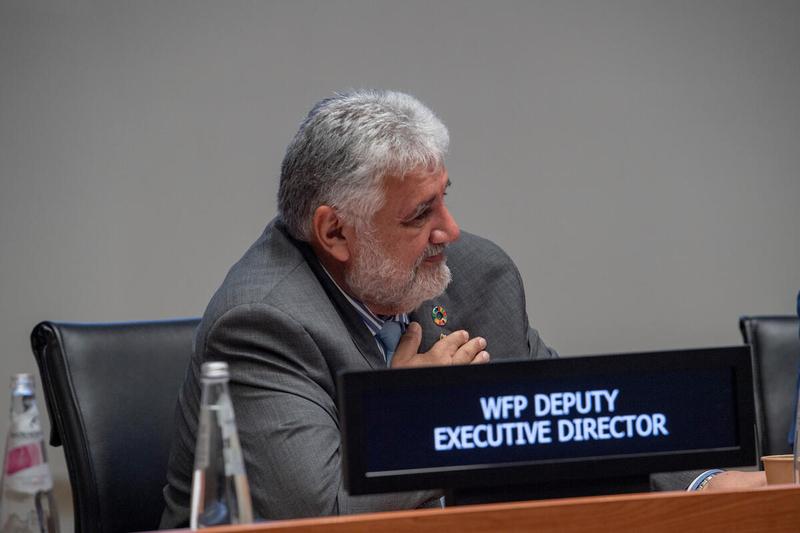 SPECIAL SESSION The Executive Board pays tribute to Mr. Amir Mahmoud Abdulla outgoing Deputy Executive Director after 31 years of honoured career with WFP Emotional moment. Photo: Rein Skullerud