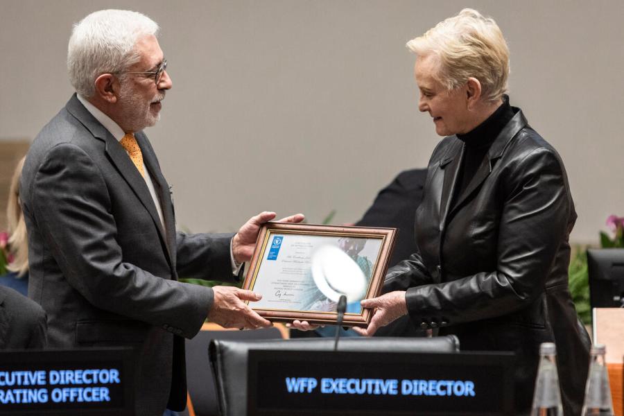 Ms. Cindy McCain, Executive Director, World Food Programme presents a certificate of appreciation to H.E. Mr. Julio Eduardo Martinetti Macedo, Ambassador and Permanent Representative of Peru. Photo credit: Matteo Minnella
